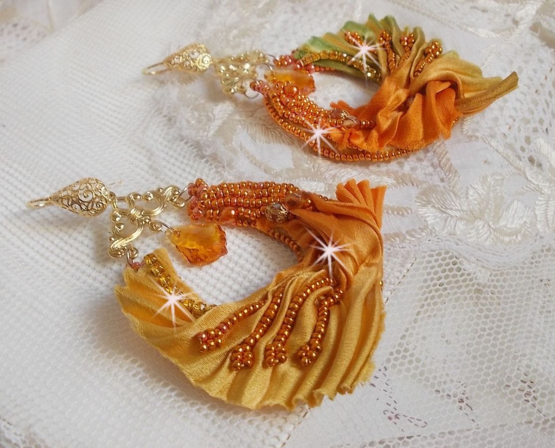 BO Rumba broderad med Swarovski-kristaller, facetter, pärlor och distanser på ett sidenband (Shibori)