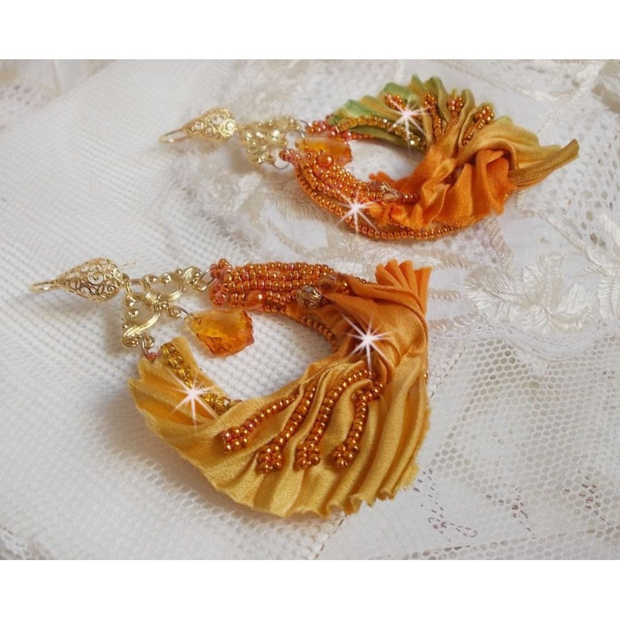 BO Rumba broderad med Swarovski-kristaller, facetter, pärlor och distanser på ett sidenband (Shibori)