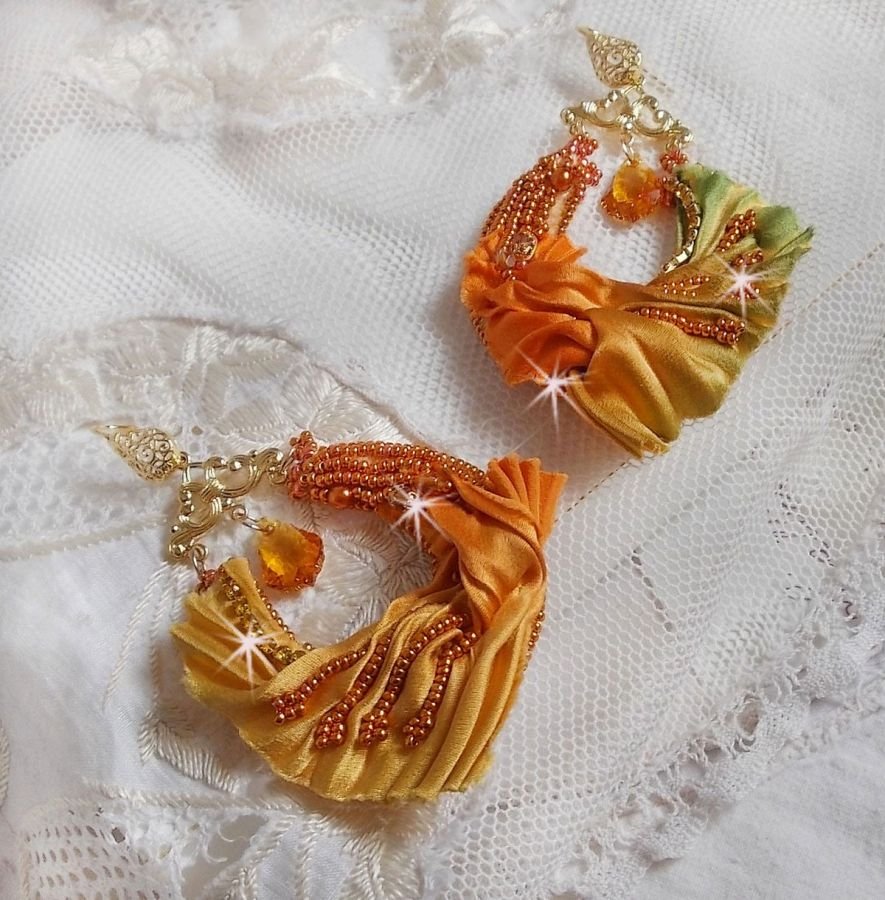 BO Rumba broderad med Swarovski-kristaller, facetter, pärlor och distanser på ett sidenband (Shibori)