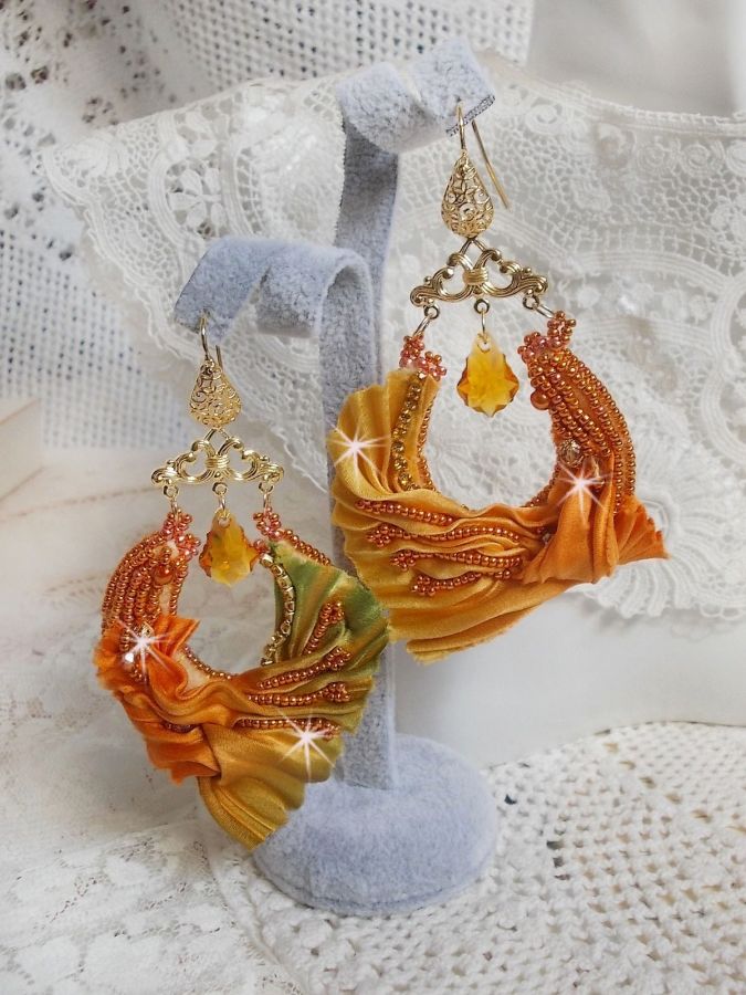 BO Rumba broderad med Swarovski-kristaller, facetter, pärlor och distanser på ett sidenband (Shibori)