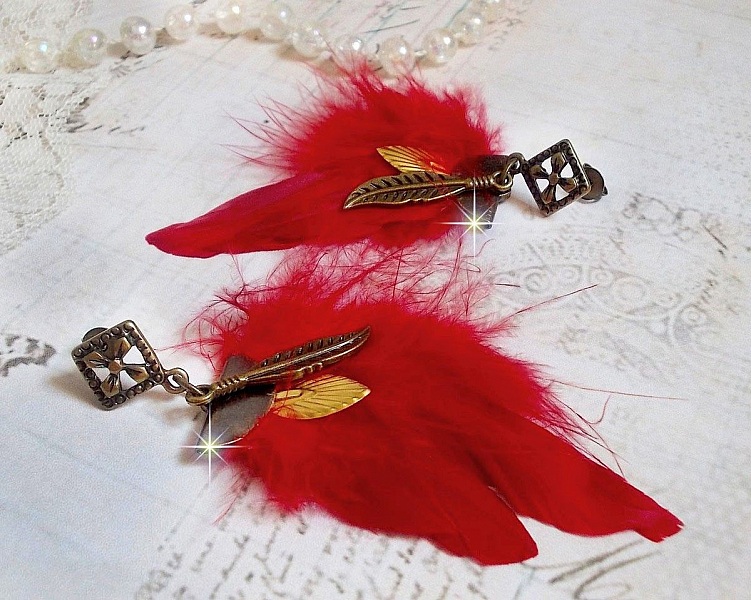 BO Sagesse Am&eacute;rindienne avec des plumes rouge vif, breloques, plumes et clous d'oreilles en m&eacute;tal Bronze