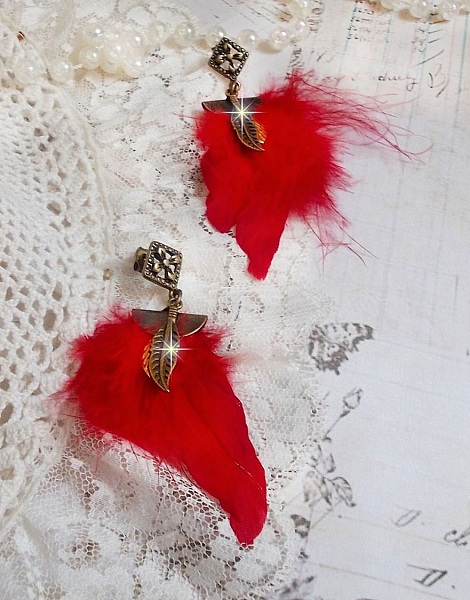 BO Sagesse Am&eacute;rindienne avec des plumes rouge vif, breloques, plumes et clous d'oreilles en m&eacute;tal Bronze