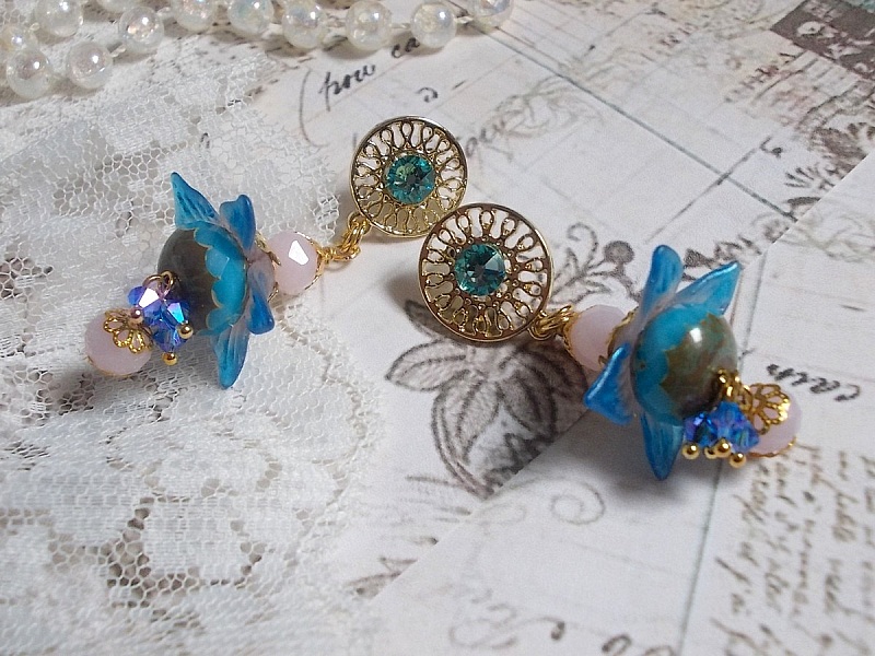 Boucles d'oreilles pendantes fleurs bleues, perles et cristaux Swarovski.
