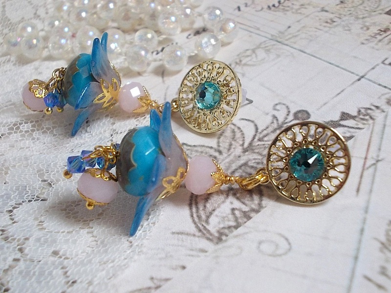 Boucles d'oreilles pendantes bleues et roses en perles bohèmes.