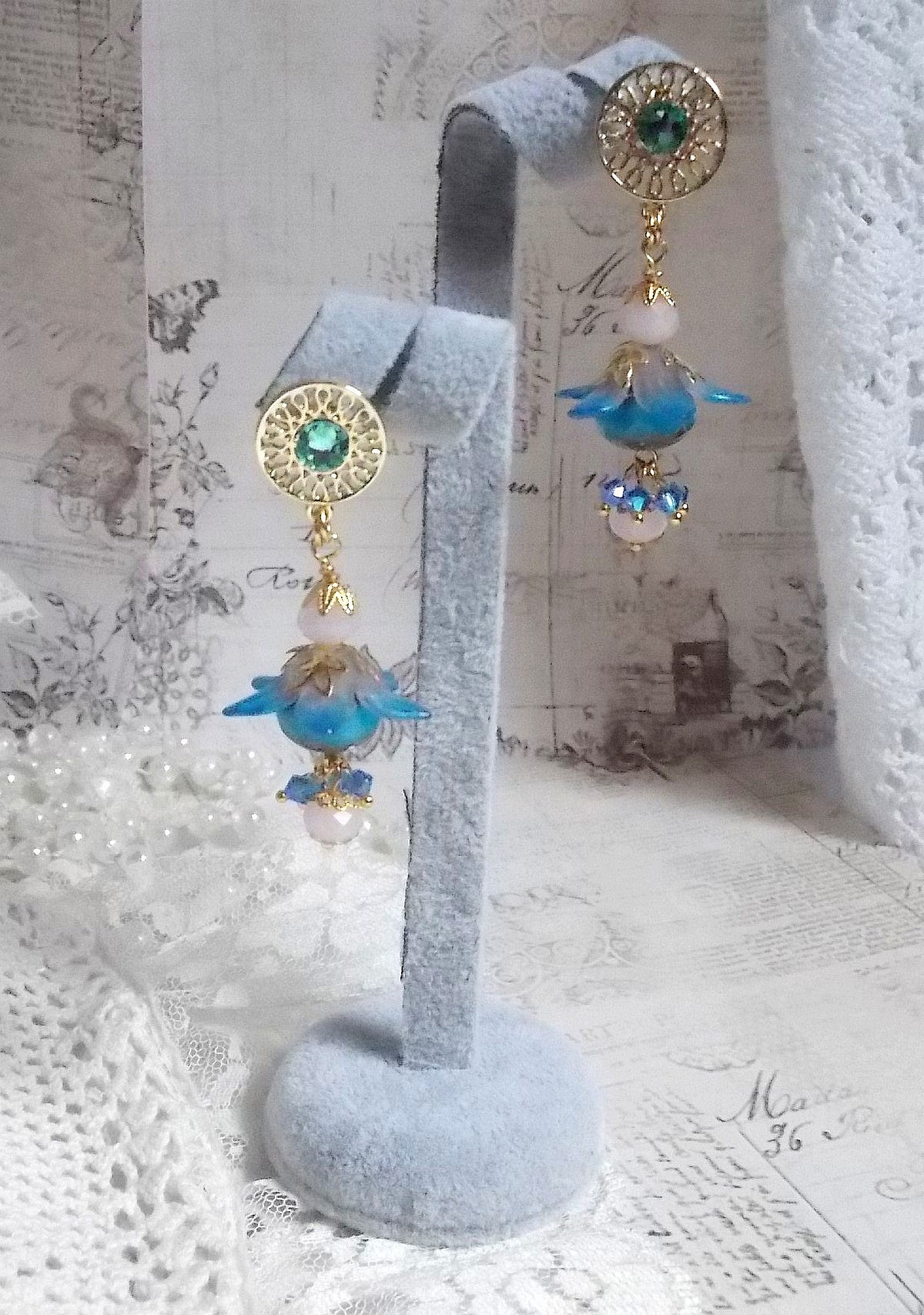Boucles d'oreilles pendantes fleurs bleues, perles et cristaux Swarovski.