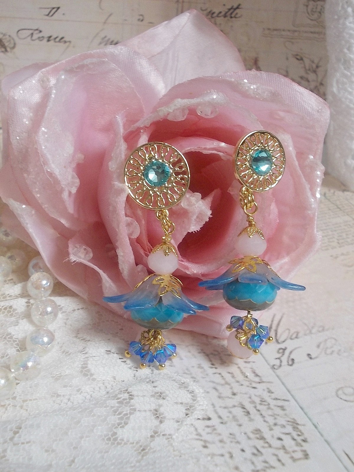 Boucles d'oreilles pendantes bleu et rose avec cristaux Swarovski.