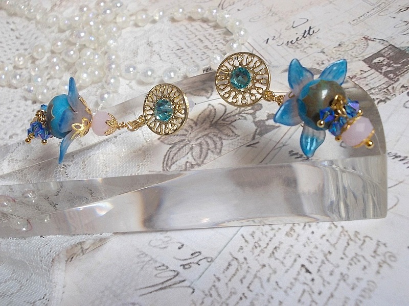 Boucles d'oreilles pendantes fleurs bleues, perles et cristaux Swarovski.