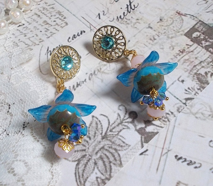 Boucles d'oreilles pendantes fleurs bleues, perles et cristaux Swarovski.