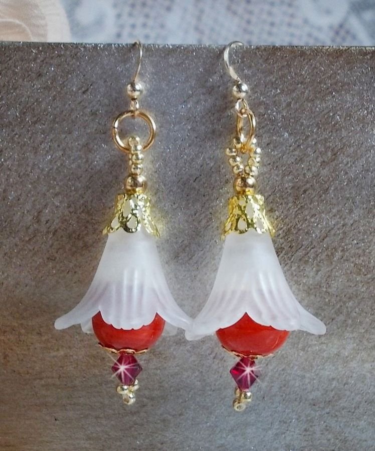BO Secret Oriental med keramiska pärlor och Lucite blommor och 14 karat guldfyllda öronkrokar.