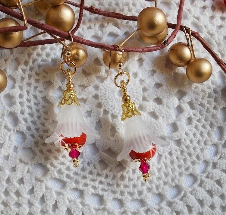 BO Secret Oriental med keramiska pärlor och Lucite blommor och 14 karat guldfyllda öronkrokar.