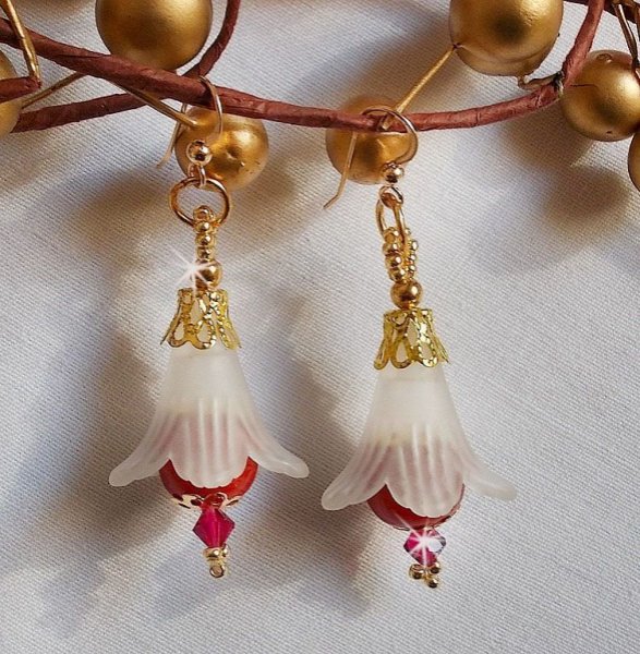 BO Secret Oriental med keramiska pärlor och Lucite blommor och 14 karat guldfyllda öronkrokar.