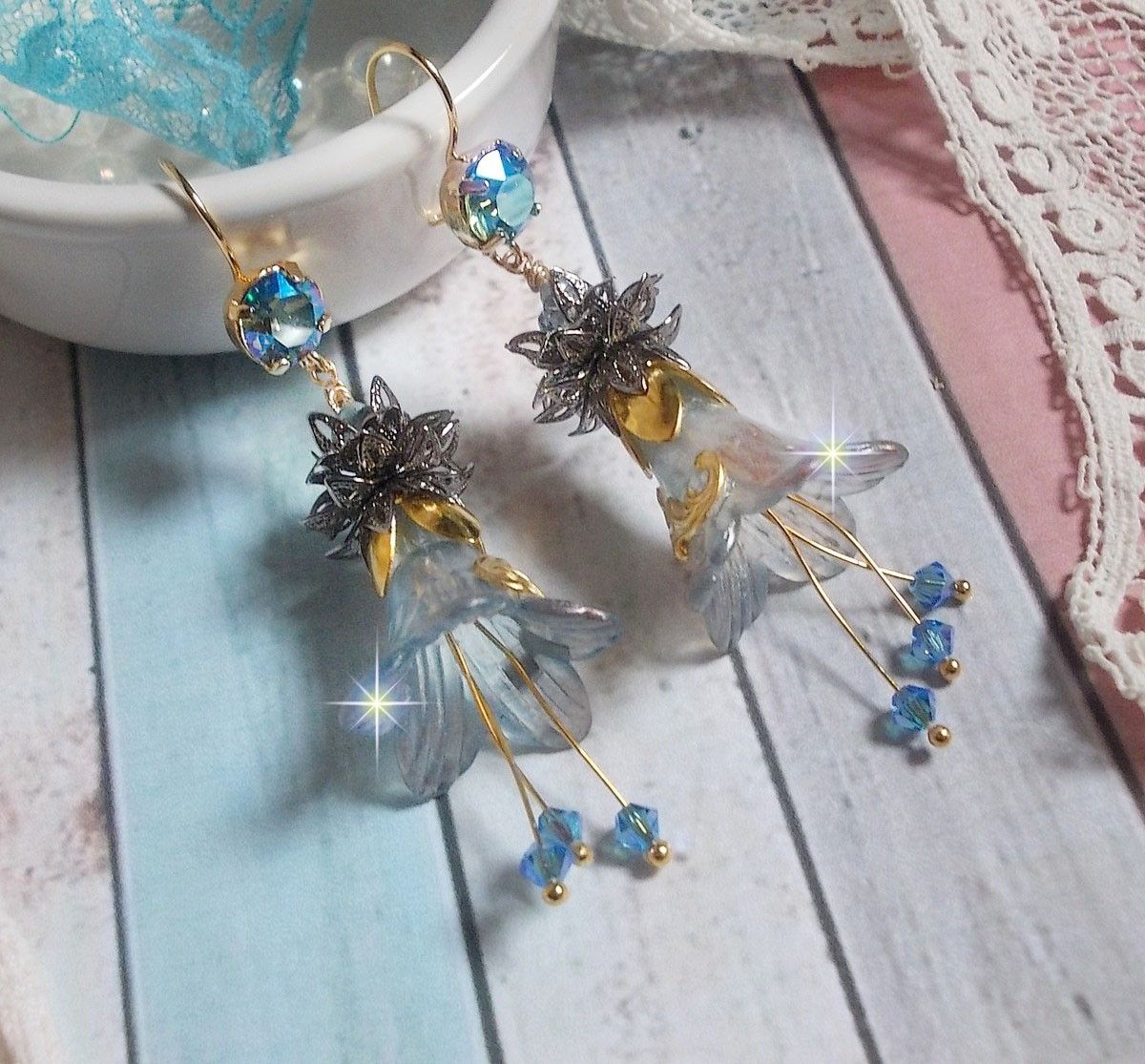 BO Sensations Gold and Blue skapad med handmålade trumpetblommor, kristaller, glasblommor och guldpläterade tillbehör.