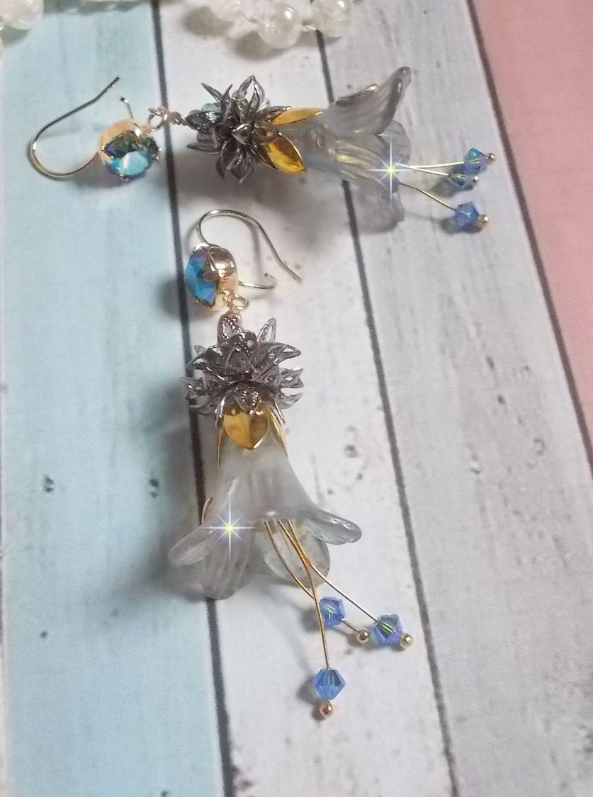BO Sensations Gold and Blue skapad med handmålade trumpetblommor, kristaller, glasblommor och guldpläterade tillbehör.
