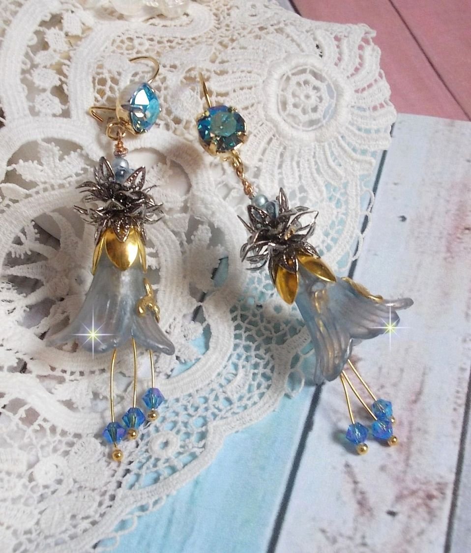 BO Sensations Gold and Blue skapad med handmålade trumpetblommor, kristaller, glasblommor och guldpläterade tillbehör.