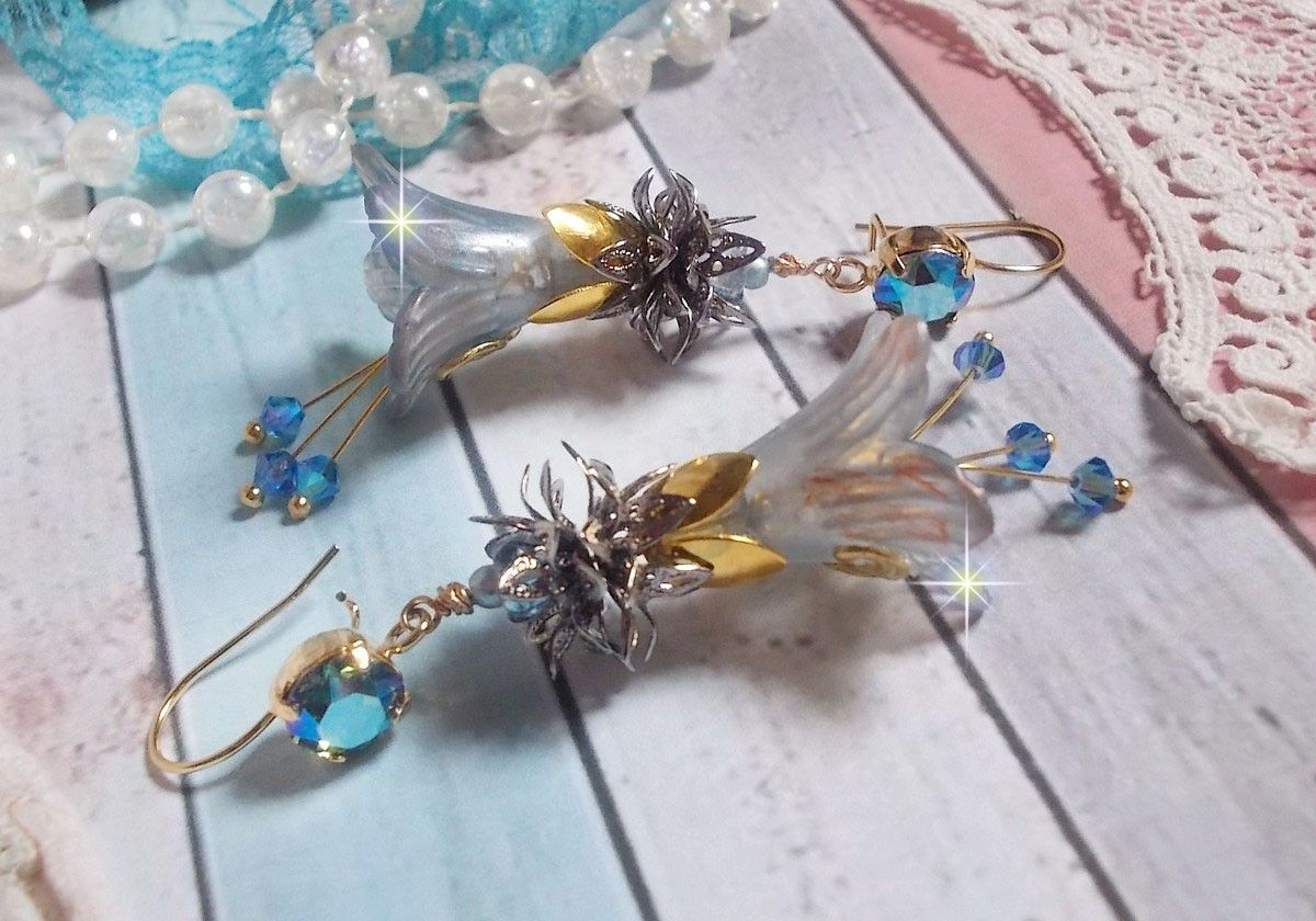 BO Sensations Gold and Blue skapad med handmålade trumpetblommor, kristaller, glasblommor och guldpläterade tillbehör.