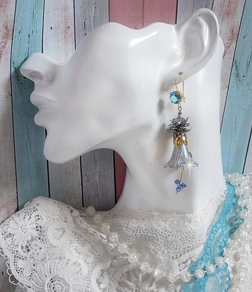 BO Sensations Gold and Blue skapad med handm&aring;lade trumpetblommor, kristaller, glasblommor och guldpl&auml;terade tillbeh&ouml;r.