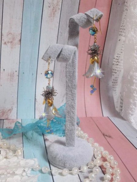 BO Sensations Gold and Blue skapad med handm&aring;lade trumpetblommor, kristaller, glasblommor och guldpl&auml;terade tillbeh&ouml;r.