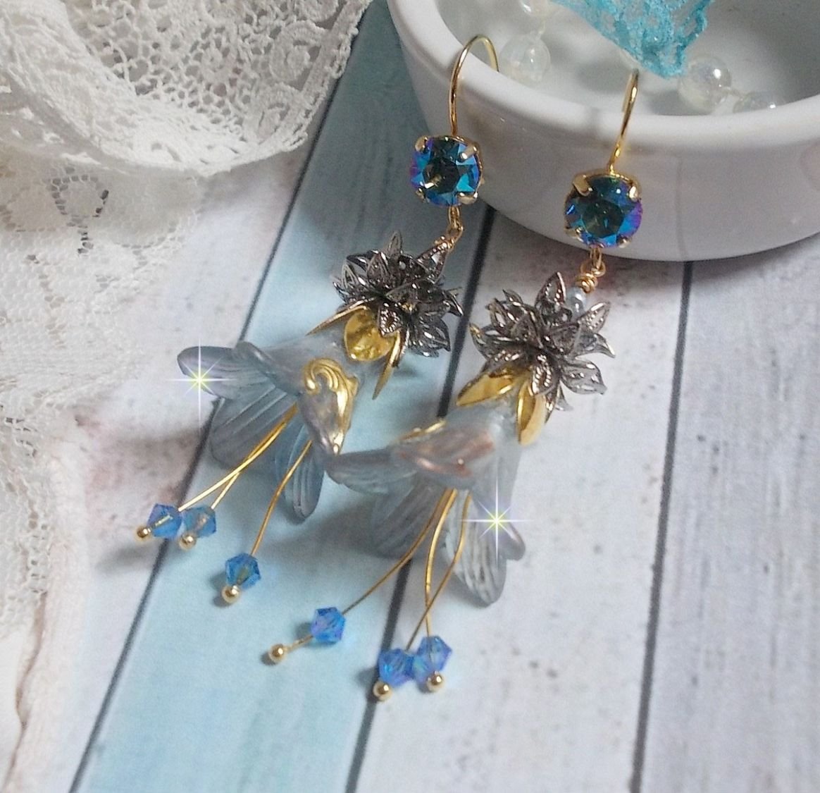BO Sensations Gold and Blue skapad med handmålade trumpetblommor, kristaller, glasblommor och guldpläterade tillbehör.