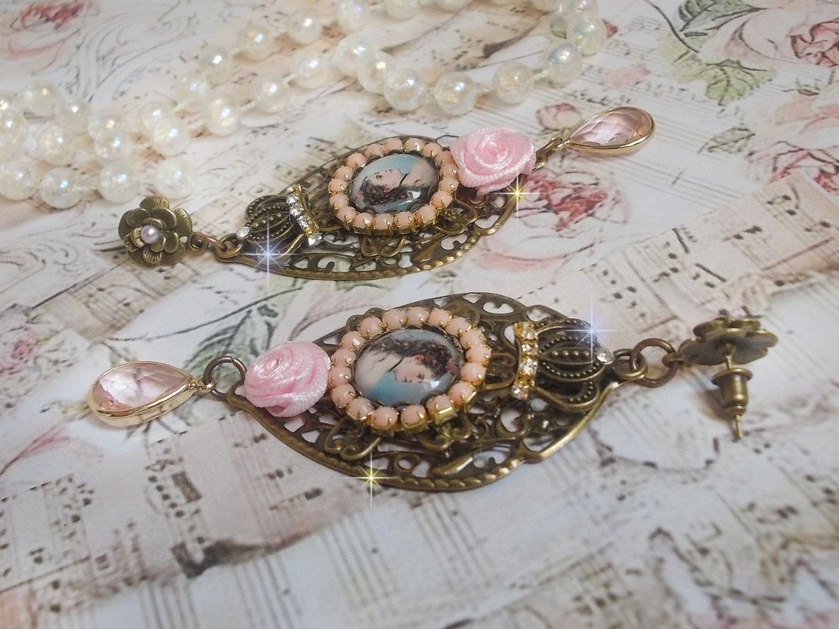BO Sissi Empress skapad med glas förstorings cabochons föreställande Sissi Empress, kristaller, glaspärlor, små blommor och olika tillbehör i bronsfärg.