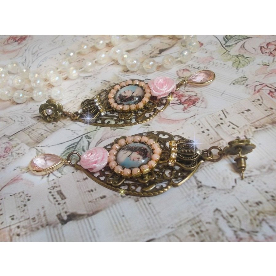 BO Sissi Empress skapad med glas förstorings cabochons föreställande Sissi Empress, kristaller, glaspärlor, små blommor och olika tillbehör i bronsfärg.