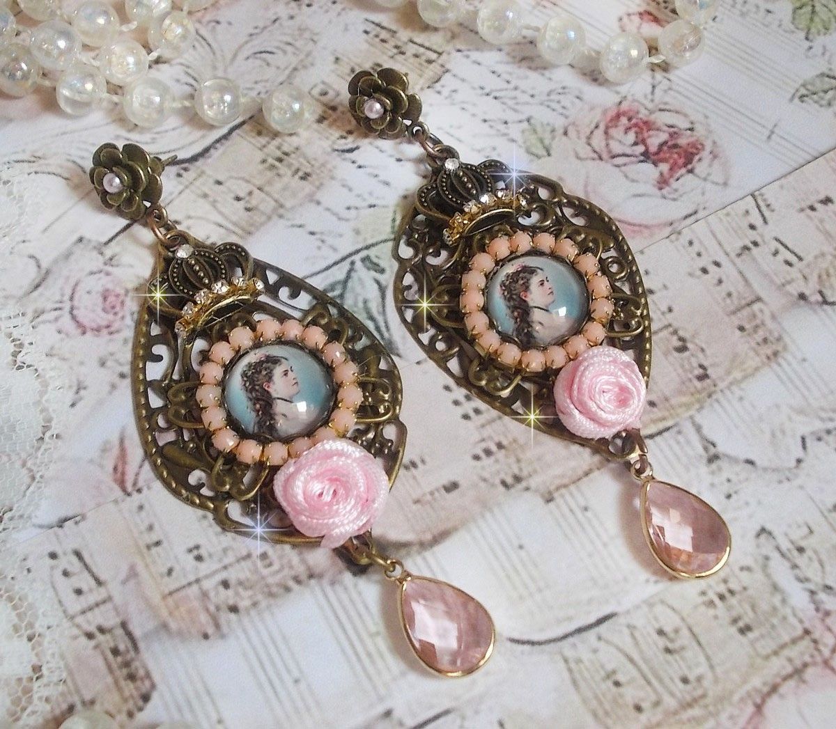 BO Sissi Empress skapad med glas förstorings cabochons föreställande Sissi Empress, kristaller, glaspärlor, små blommor och olika tillbehör i bronsfärg.