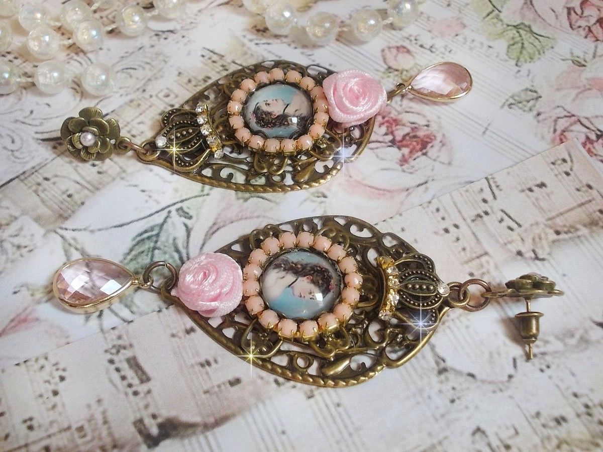 BO Sissi Empress skapad med glas förstorings cabochons föreställande Sissi Empress, kristaller, glaspärlor, små blommor och olika tillbehör i bronsfärg.