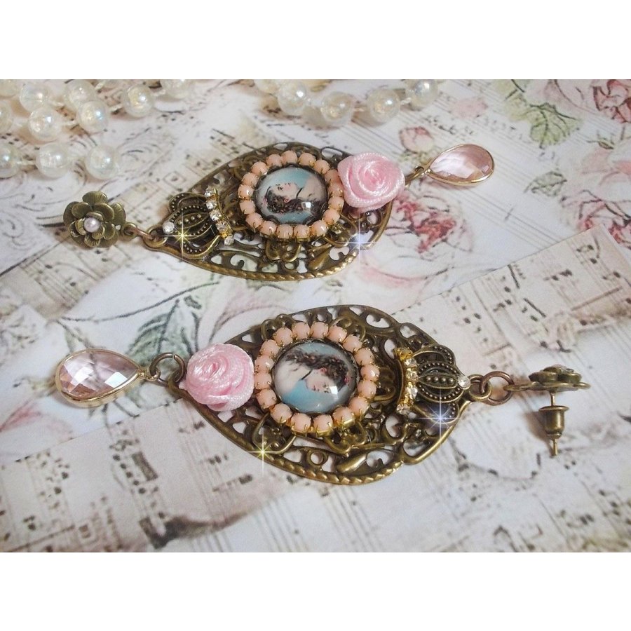 BO Sissi Empress skapad med glas förstorings cabochons föreställande Sissi Empress, kristaller, glaspärlor, små blommor och olika tillbehör i bronsfärg.