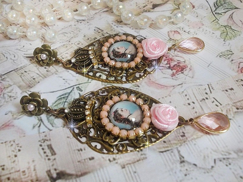 BO Sissi Empress skapad med glas f&ouml;rstorings cabochons f&ouml;rest&auml;llande Sissi Empress, kristaller, glasp&auml;rlor, sm&aring; blommor och olika tillbeh&ouml;r i bronsf&auml;rg.