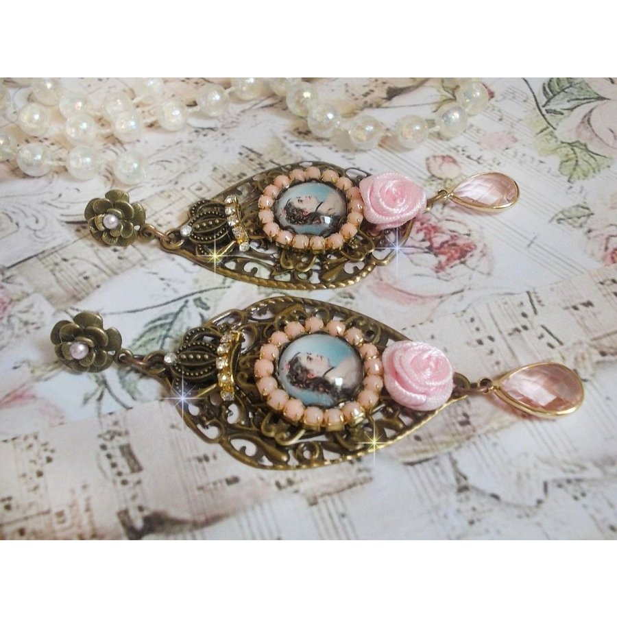 BO Sissi Empress skapad med glas förstorings cabochons föreställande Sissi Empress, kristaller, glaspärlor, små blommor och olika tillbehör i bronsfärg.