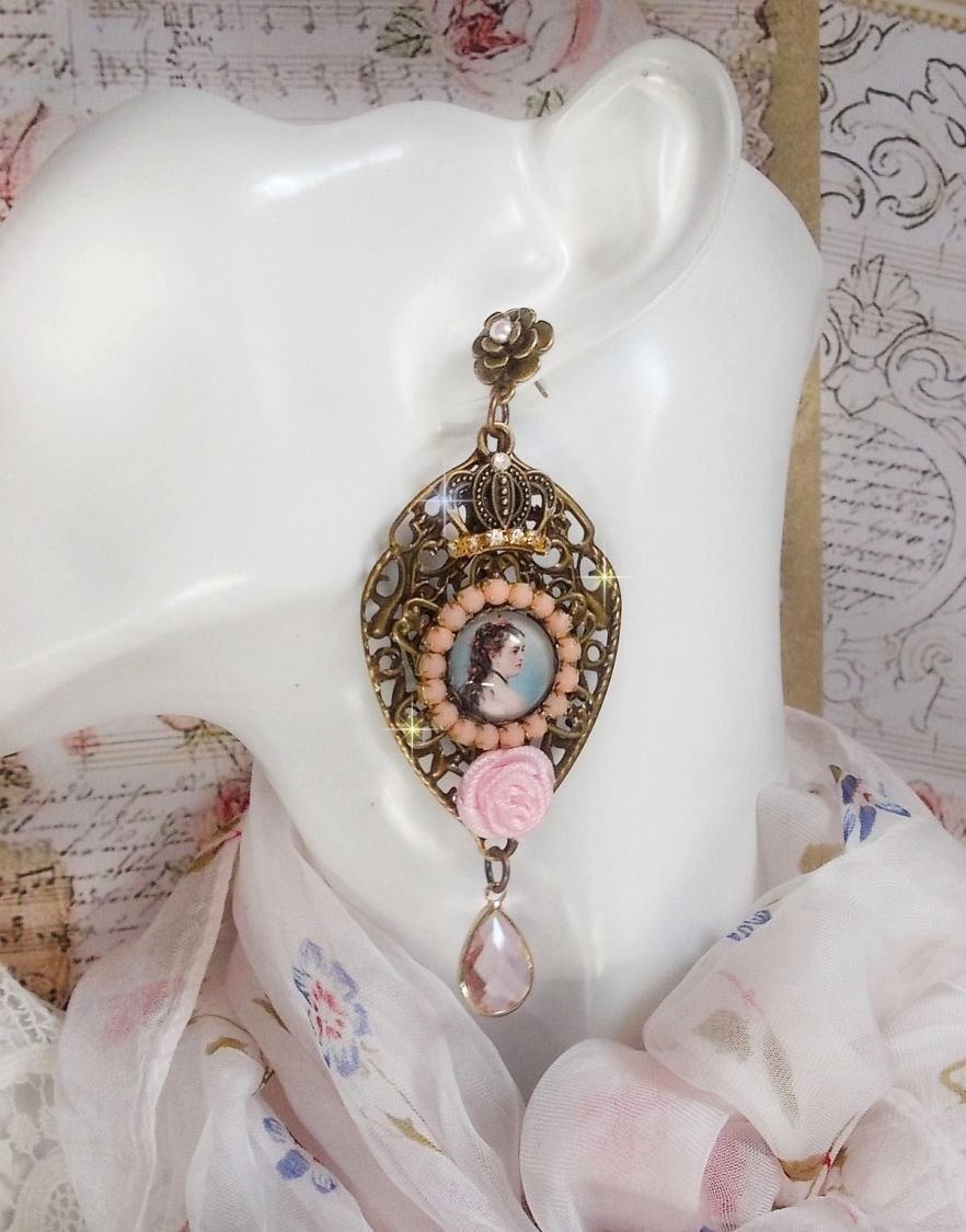 BO Sissi Empress skapad med glas förstorings cabochons föreställande Sissi Empress, kristaller, glaspärlor, små blommor och olika tillbehör i bronsfärg.