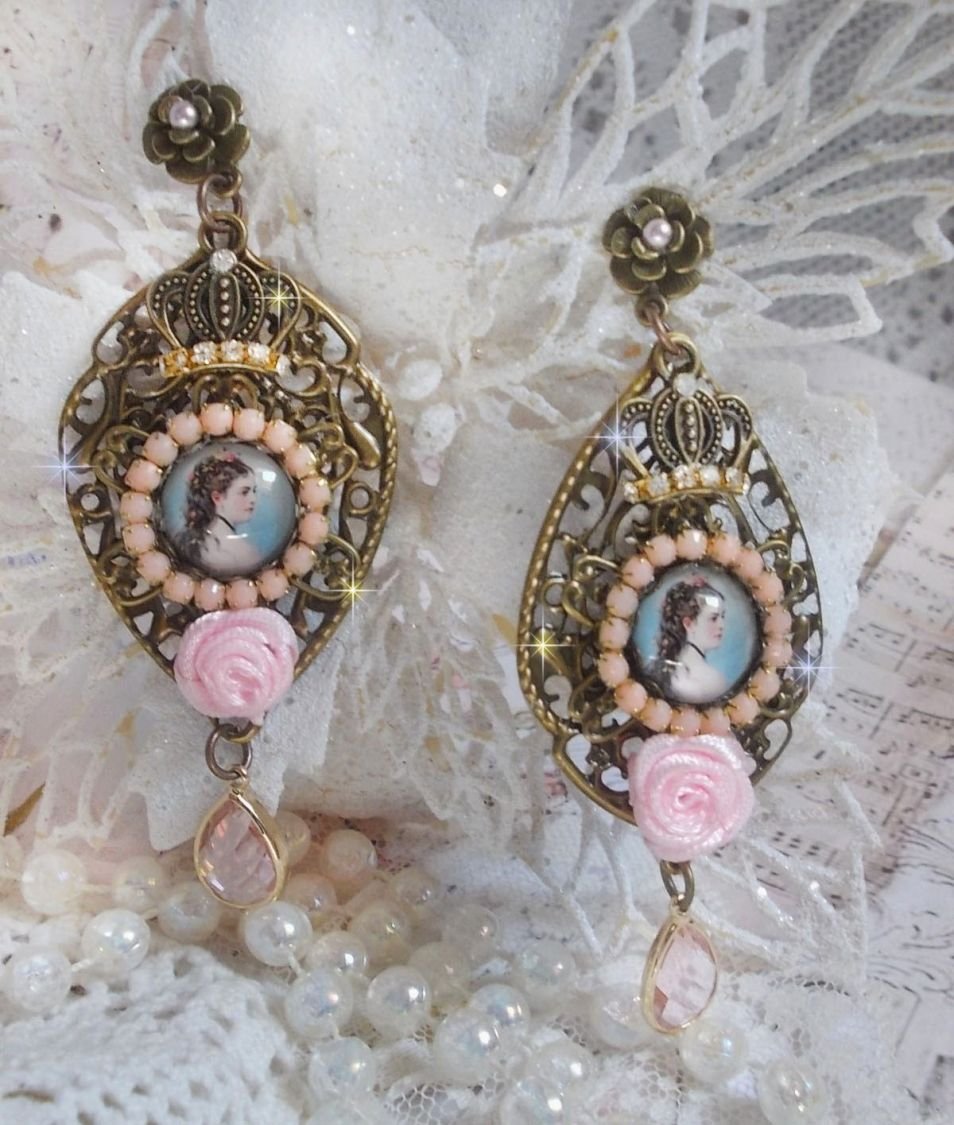 BO Sissi Empress skapad med glas förstorings cabochons föreställande Sissi Empress, kristaller, glaspärlor, små blommor och olika tillbehör i bronsfärg.