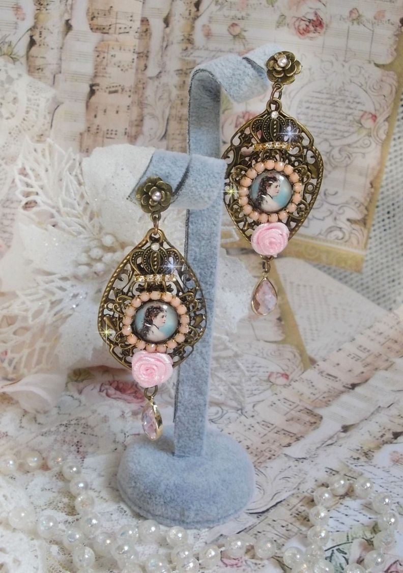 BO Sissi Empress skapad med glas förstorings cabochons föreställande Sissi Empress, kristaller, glaspärlor, små blommor och olika tillbehör i bronsfärg.