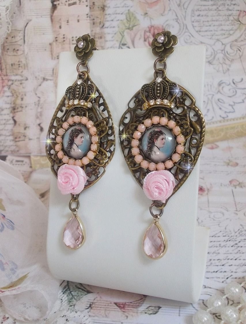 BO Sissi Empress skapad med glas förstorings cabochons föreställande Sissi Empress, kristaller, glaspärlor, små blommor och olika tillbehör i bronsfärg.