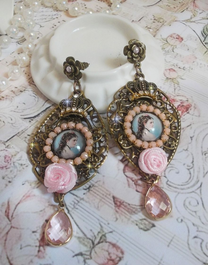 BO Sissi Empress skapad med glas förstorings cabochons föreställande Sissi Empress, kristaller, glaspärlor, små blommor och olika tillbehör i bronsfärg.
