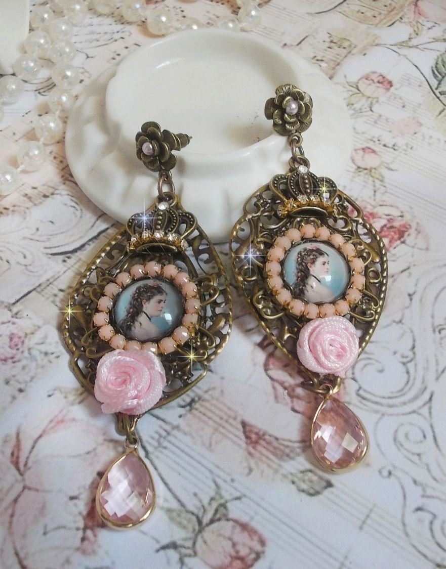 BO Sissi Empress skapad med glas förstorings cabochons föreställande Sissi Empress, kristaller, glaspärlor, små blommor och olika tillbehör i bronsfärg.