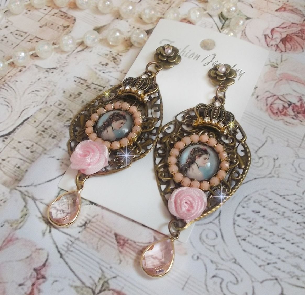 BO Sissi Empress skapad med glas förstorings cabochons föreställande Sissi Empress, kristaller, glaspärlor, små blommor och olika tillbehör i bronsfärg.