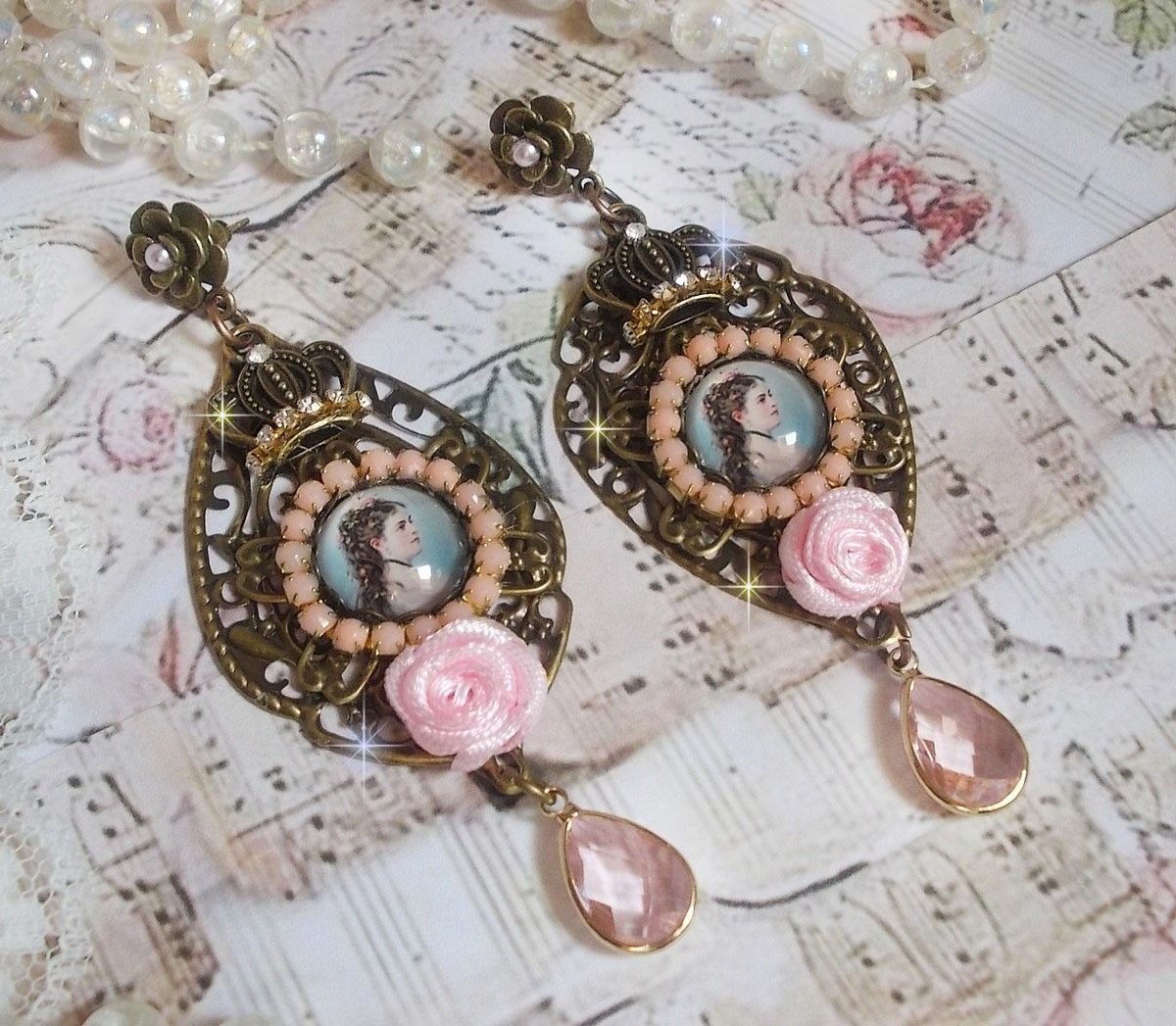 BO Sissi Empress skapad med glas förstorings cabochons föreställande Sissi Empress, kristaller, glaspärlor, små blommor och olika tillbehör i bronsfärg.
