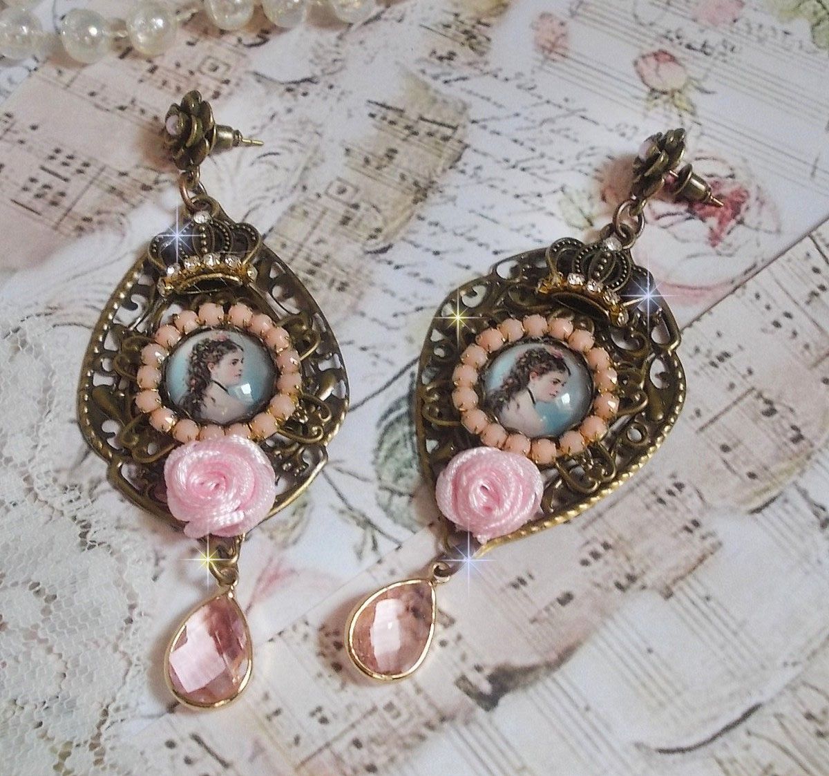 BO Sissi Empress skapad med glas förstorings cabochons föreställande Sissi Empress, kristaller, glaspärlor, små blommor och olika tillbehör i bronsfärg.