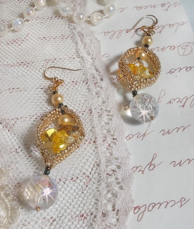 BO Bo'Soleil monterad med Swarovski-kristallhjärtan, guldpärlpärlor och 14 karat guldfyllda öronkrokar.