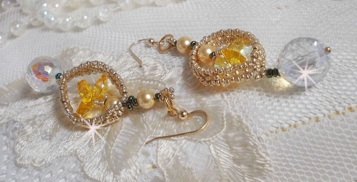 BO Bo'Soleil monterad med Swarovski-kristallhjärtan, guldpärlpärlor och 14 karat guldfyllda öronkrokar.