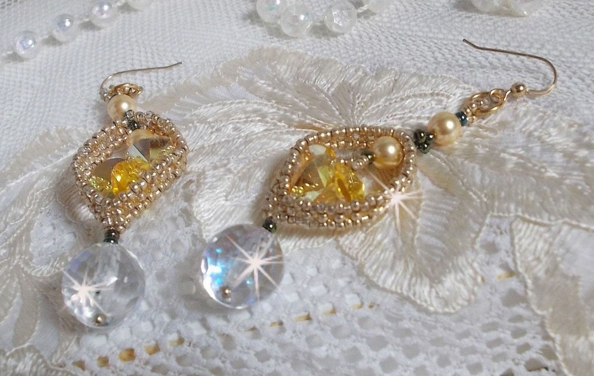 BO Bo'Soleil monterad med Swarovski-kristallhjärtan, guldpärlpärlor och 14 karat guldfyllda öronkrokar.