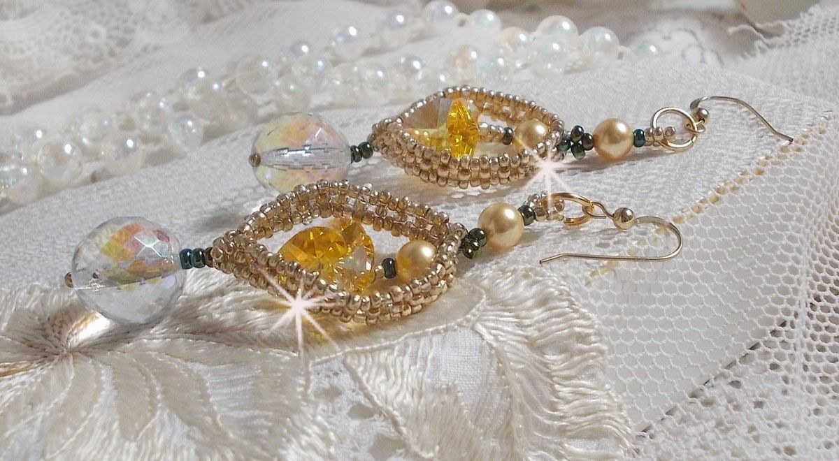BO Bo'Soleil monterad med Swarovski-kristallhjärtan, guldpärlpärlor och 14 karat guldfyllda öronkrokar.