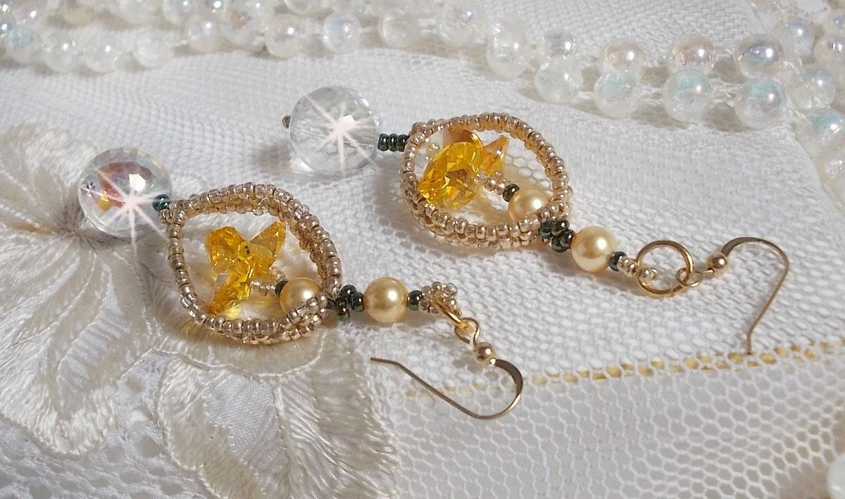 BO Bo'Soleil monterad med Swarovski-kristallhjärtan, guldpärlpärlor och 14 karat guldfyllda öronkrokar.