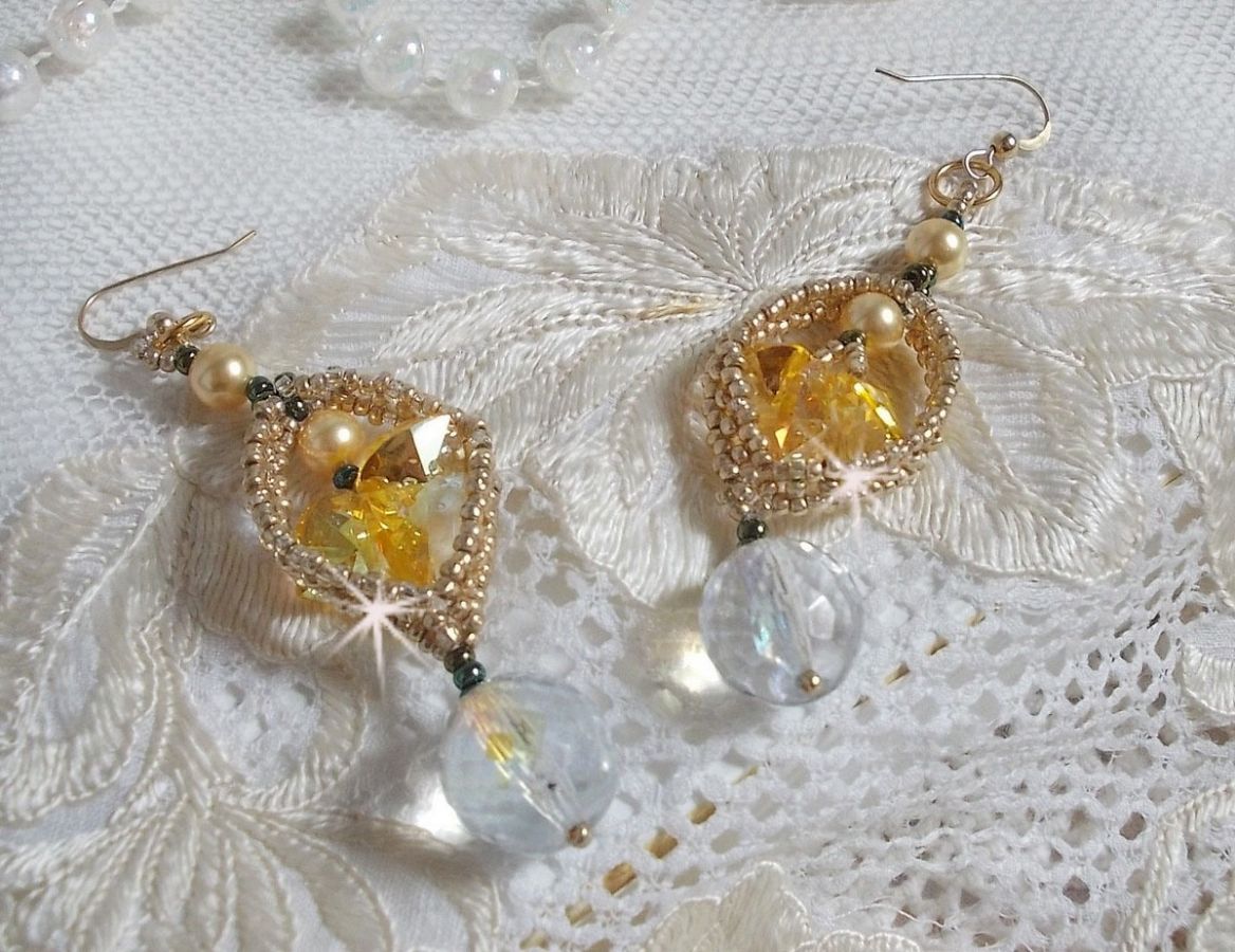 BO Bo'Soleil monterad med Swarovski-kristallhjärtan, guldpärlpärlor och 14 karat guldfyllda öronkrokar.