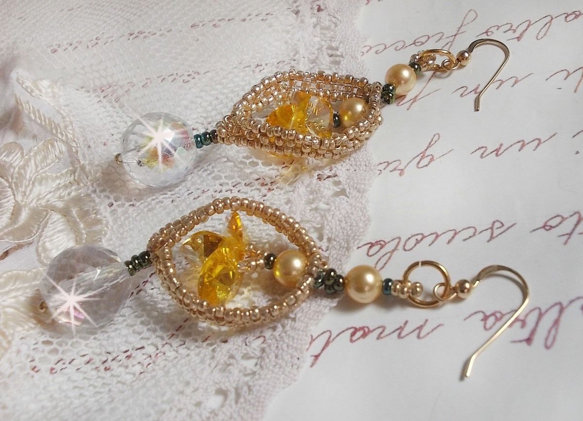 BO Bo'Soleil monterad med Swarovski-kristallhjärtan, guldpärlpärlor och 14 karat guldfyllda öronkrokar.