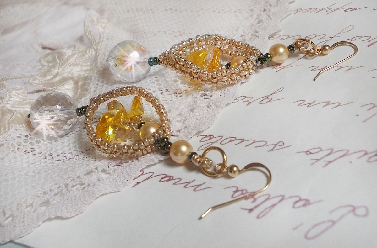 BO Bo'Soleil monterad med Swarovski-kristallhjärtan, guldpärlpärlor och 14 karat guldfyllda öronkrokar.