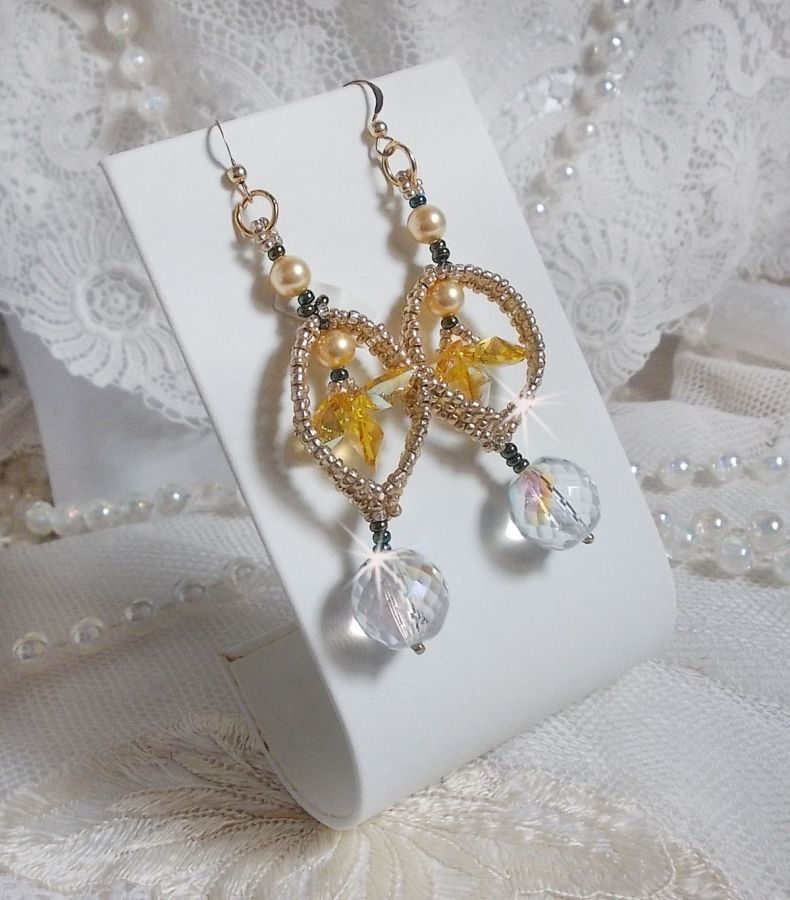 BO Bo'Soleil monterad med Swarovski-kristallhjärtan, guldpärlpärlor och 14 karat guldfyllda öronkrokar.