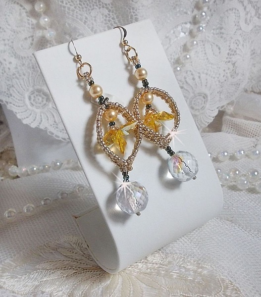 BO Bo'Soleil monterad med Swarovski-kristallhj&auml;rtan, guldp&auml;rlp&auml;rlor och 14 karat guldfyllda &ouml;ronkrokar.