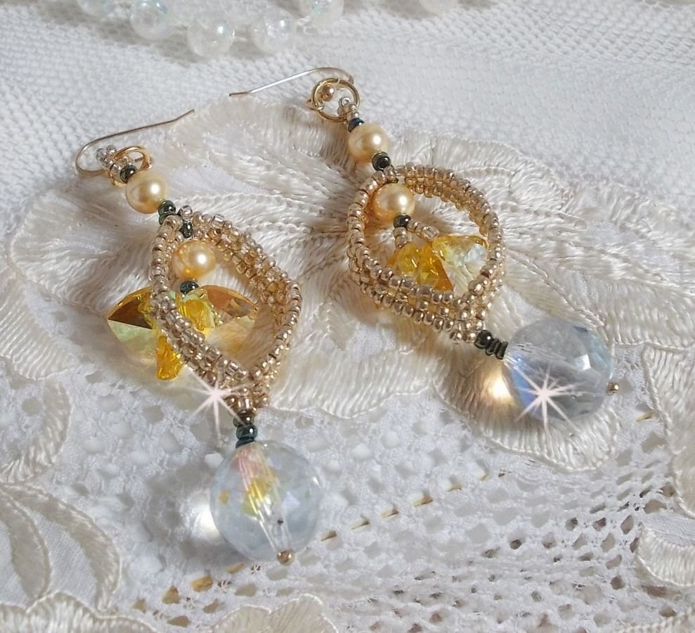 BO Bo'Soleil monterad med Swarovski-kristallhjärtan, guldpärlpärlor och 14 karat guldfyllda öronkrokar.