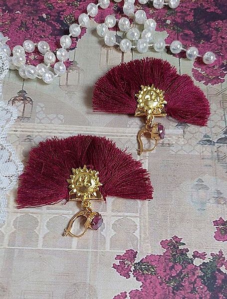 BO Soleil Dark Red mont&eacute;es avec pompons Bordeaux, pinces demi-lune, breloques et cabochons Cristal Swarovski